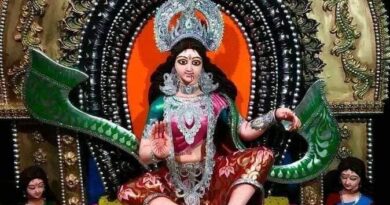 বন্যার আশঙ্কার মধ্যেই লক্ষ্মী পুজোর আরাধনায় মগ্ন খালনা