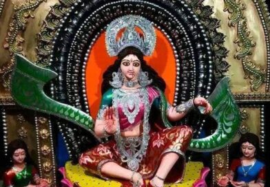 বন্যার আশঙ্কার মধ্যেই লক্ষ্মী পুজোর আরাধনায় মগ্ন খালনা
