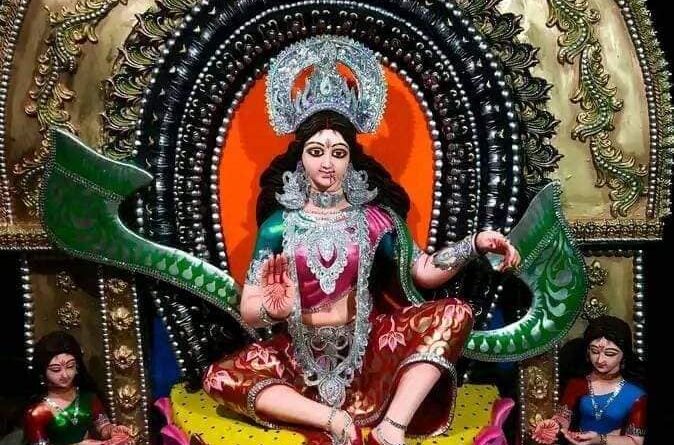 বন্যার আশঙ্কার মধ্যেই লক্ষ্মী পুজোর আরাধনায় মগ্ন খালনা