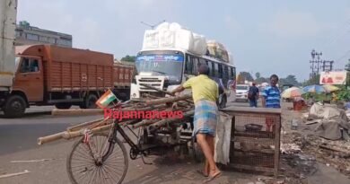 রানিহাটি মোড়ে যানজট কমাতে ‘দখলদার’ উচ্ছেদ পুলিশের রানিহাটি মোড়ে যানজট কমাতে ‘দখলদার’ উচ্ছেদ পুলিশের