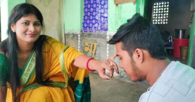 ভাইয়ের কপালে মঙ্গলফোঁটা দিল বোনেরা, দূরে থাকা বোনেরা দিল ‘অনলাইন ভাইফোঁটা’ ভাইয়ের কপালে মঙ্গলফোঁটা দিল বোনেরা, দূরে থাকা বোনেরা দিল ‘অনলাইন ভাইফোঁটা’