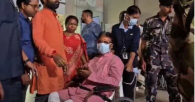 হাসপাতাল থেকে বাড়ি ফিরলেন খগেন মুর্মু হাসপাতাল থেকে বাড়ি ফিরলেন খগেন মুর্মু