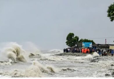 মঙ্গলে মান্থা’র ল্যান্ডফল !২৩ জেলায় লাল সতর্কতা মঙ্গলে মান্থা’র ল্যান্ডফল !২৩ জেলায় লাল সতর্কতা