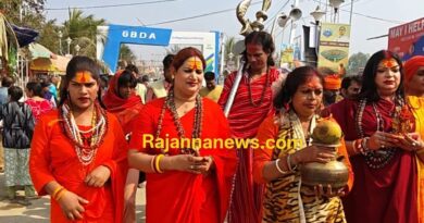 গঙ্গাসাগরে ডুবকি দিলেন তৃতীয় লিঙ্গের সাধুরা