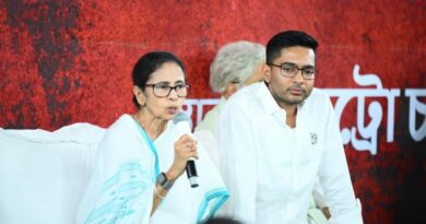 মমতার ধরনা মঞ্চে নেত্রীকে বাঘিনী বলে সুপ্রিমোর প্রশংসা প্রতীকের